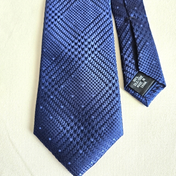 Michael Kors Men’s 100% Silk Blue Neck Tie, With Intricate Woven Patterns - Picture 2 of 9